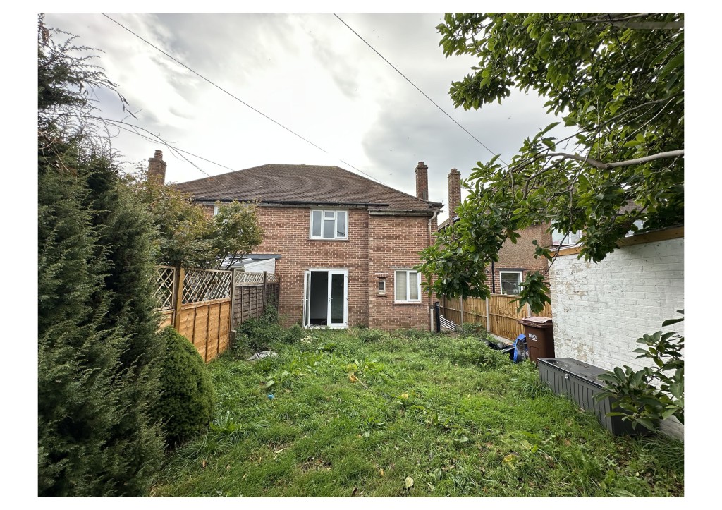 Lot: 171 - SEMI-DETACHED HOUSE WITH GARDEN TO FRONT AND REAR - Back of property from rear garden